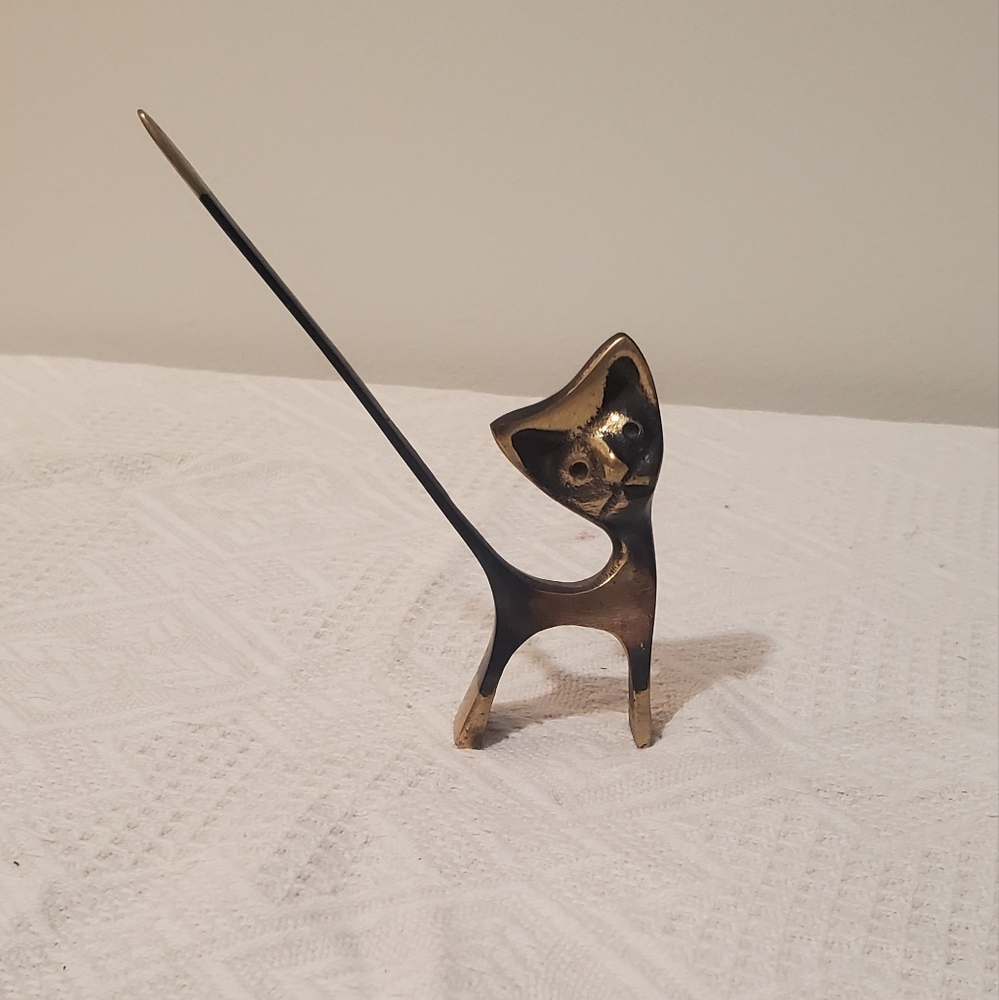 Cat ring holder